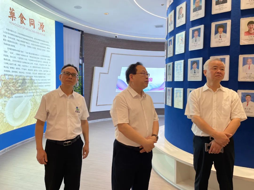 湖南省中醫(yī)藥研究院葛金文院長(zhǎng)和邵陽(yáng)市各級(jí)領(lǐng)導(dǎo)專家蒞臨天香生物產(chǎn)業(yè)園考察指導(dǎo)