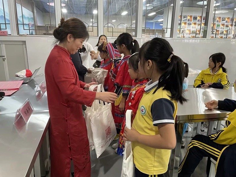 邵陽市五里牌小學“民族團結話中秋”活動在玖味中醫(yī)藥膳研學實踐教育基地順利舉行