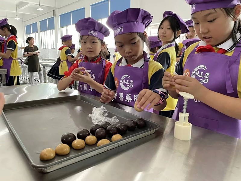 邵陽市五里牌小學“民族團結話中秋”活動在玖味中醫(yī)藥膳研學實踐教育基地順利舉行